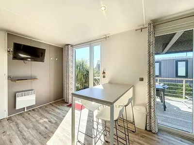 Balcon ou terrasse dans l'établissement Mobil-home 4* Grand Confort, 200m plage, piscine, fitness, parking, ménage inclus, Wi-Fi gratuit - FR-1-361A-75
