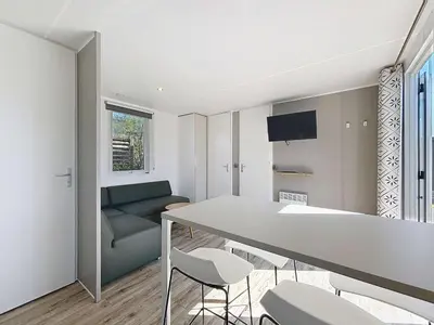 Télévision ou salle de divertissement dans l'établissement Mobil-home 4* Grand Confort, 200m plage, piscine, fitness, parking, ménage inclus, Wi-Fi gratuit - FR-1-361A-75