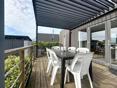 Balcon ou terrasse dans l'établissement Mobil-home luxueux à Jullouville, 200m plage, piscine chauffée, pour 6 personnes - FR-1-361A-73