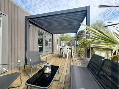 Terrasse ou espace extérieur de l'établissement Mobil-home luxueux à Jullouville, 200m plage, piscine chauffée, pour 6 personnes - FR-1-361A-73