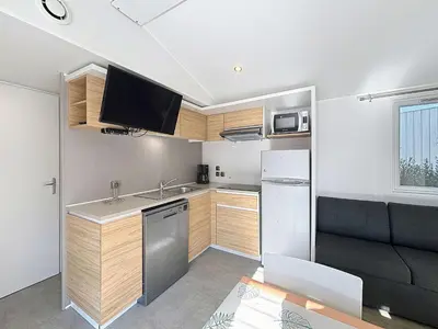 Cuisine ou kitchenette dans l'établissement Mobil-home tout confort près de la plage avec piscine chauffée, 3 chambres, terrasse et parking - FR-1-361A-74