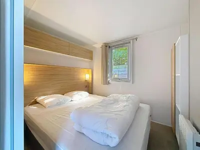 Un ou plusieurs lits dans un hébergement de l'établissement Mobil-home Confort 2 chambres, Piscine chauffée, 200 m de la plage, Parking et Wi-Fi inclus - FR-1-361A-77
