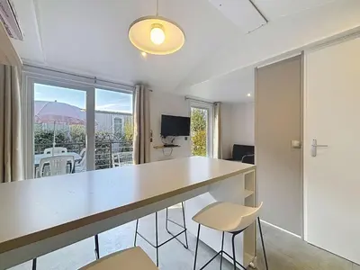 Télévision ou salle de divertissement dans l'établissement Mobil-home Confort 2 chambres, Piscine chauffée, 200 m de la plage, Parking et Wi-Fi inclus - FR-1-361A-77