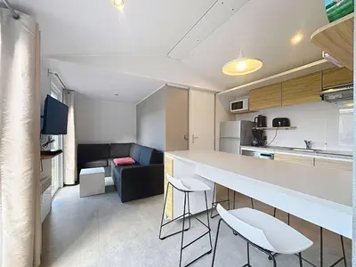 Cuisine ou kitchenette dans l'établissement Mobil-home Confort 2 chambres, Piscine chauffée, 200 m de la plage, Parking et Wi-Fi inclus - FR-1-361A-77