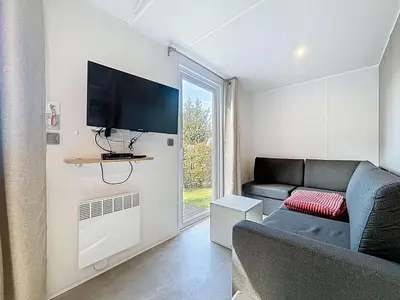 Télévision ou salle de divertissement dans l'établissement Mobil-home Confort 2 chambres, Piscine chauffée, 200 m de la plage, Parking et Wi-Fi inclus - FR-1-361A-77