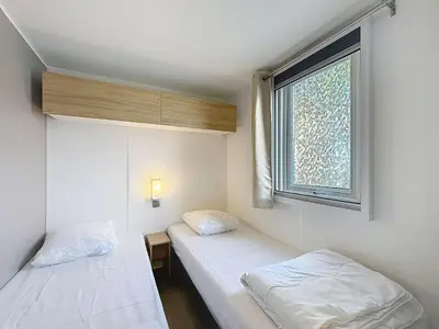 Un ou plusieurs lits dans un hébergement de l'établissement Mobil-home Confort 2 chambres, Piscine chauffée, 200 m de la plage, Parking et Wi-Fi inclus - FR-1-361A-77