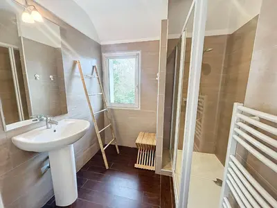 Salle de bains dans l'établissement Grande maison près plage Carolles, 5 chambres, jardin, parking, wifi gratuit – 10 pers. - FR-1-361-537