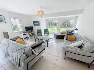 Coin salon dans l'établissement Grande maison près plage Carolles, 5 chambres, jardin, parking, wifi gratuit – 10 pers. - FR-1-361-537