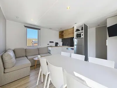 Cuisine ou kitchenette dans l'établissement Mobil-home confort 3 ch, piscine chauffée, 200m plage, parking, WiFi, animaux admis - FR-1-361A-72