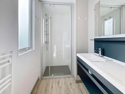 Salle de bains dans l'établissement Mobil-home confort 3 ch, piscine chauffée, 200m plage, parking, WiFi, animaux admis - FR-1-361A-72