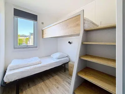 Un ou plusieurs lits dans un hébergement de l'établissement Mobil-home confort 3 ch, piscine chauffée, 200m plage, parking, WiFi, animaux admis - FR-1-361A-72