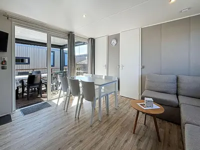 Coin salon dans l'établissement Mobil-home confort 3 ch, piscine chauffée, 200m plage, parking, WiFi, animaux admis - FR-1-361A-72