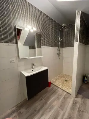 Salle de bains dans l'établissement La Rezendine