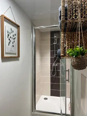 Salle de bains dans l'établissement - Nouveau - Bienvenue à Azelma - Cozy et proche de Naval Group