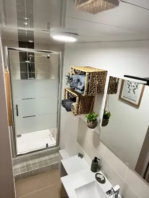 Salle de bains dans l'établissement - Nouveau - Bienvenue à Azelma - Cozy et proche de Naval Group