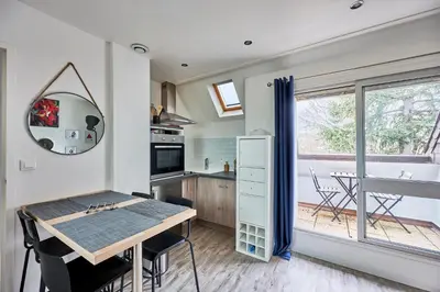 Cuisine ou kitchenette dans l'établissement Au Jardin de Mel - Appt à moins d'1 km de la plage