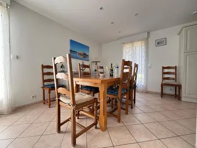 Plan de l'établissement Saint Ho Mer Maison lumineuse vue mer 8 pers 4 chambres 2 sdb 2 WC étage rénové en 2025 belle terrasse grand jardin clos parking 8 mn à pied petite plage grand jardin près de Port en Bessin, Bayeux et plage Omaha beach