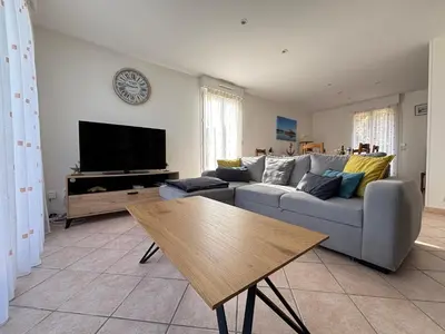 Télévision ou salle de divertissement dans l'établissement Saint Ho Mer Maison lumineuse vue mer 8 pers 4 chambres 2 sdb 2 WC étage rénové en 2025 belle terrasse grand jardin clos parking 8 mn à pied petite plage grand jardin près de Port en Bessin, Bayeux et plage Omaha beach