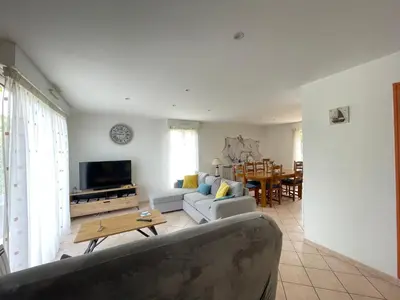 Télévision ou salle de divertissement dans l'établissement Saint Ho Mer Maison lumineuse vue mer 8 pers 4 chambres 2 sdb 2 WC étage rénové en 2025 belle terrasse grand jardin clos parking 8 mn à pied petite plage grand jardin près de Port en Bessin, Bayeux et plage Omaha beach