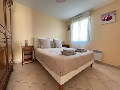 Un ou plusieurs lits dans un hébergement de l'établissement Saint Ho Mer Maison lumineuse vue mer 8 pers 4 chambres 2 sdb 2 WC étage rénové en 2025 belle terrasse grand jardin clos parking 8 mn à pied petite plage grand jardin près de Port en Bessin, Bayeux et plage Omaha beach