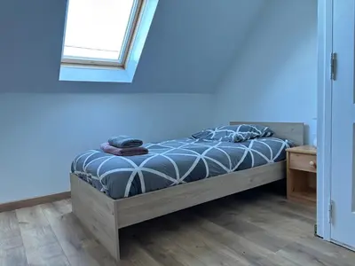 Un ou plusieurs lits dans un hébergement de l'établissement Saint Ho Mer Maison lumineuse vue mer 8 pers 4 chambres 2 sdb 2 WC étage rénové en 2025 belle terrasse grand jardin clos parking 8 mn à pied petite plage grand jardin près de Port en Bessin, Bayeux et plage Omaha beach