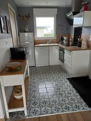 Cuisine ou kitchenette dans l'établissement Maison 100m de la plage les pieds dans l'eau