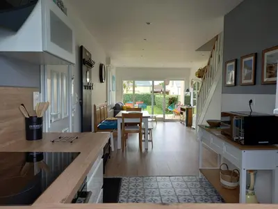 Cuisine ou kitchenette dans l'établissement Maison 100m de la plage les pieds dans l'eau