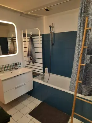 Salle de bains dans l'établissement La Cabane du Roc