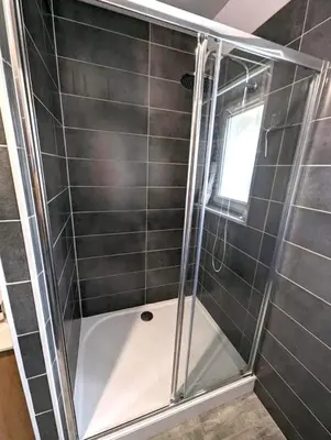 Salle de bains dans l'établissement Grande maison conviviale à Flamanville avec jardin clos