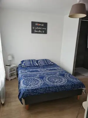 Un ou plusieurs lits dans un hébergement de l'établissement Grande maison conviviale à Flamanville avec jardin clos