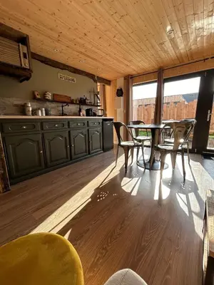 Cuisine ou kitchenette dans l'établissement L'atelier de la clef des Paons