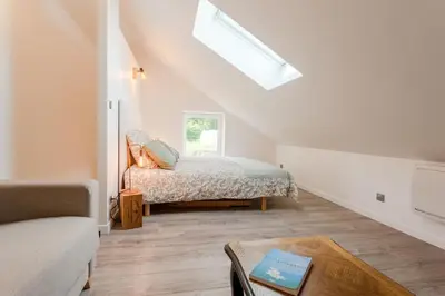 Un ou plusieurs lits dans un hébergement de l'établissement Gîte Avec Jacuzzi Chic & Cosy entre Caen et la Mer en Normandie