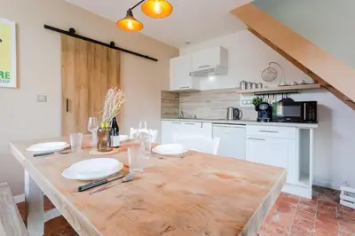 Cuisine ou kitchenette dans l'établissement Gîte Avec Jacuzzi Chic & Cosy entre Caen et la Mer en Normandie