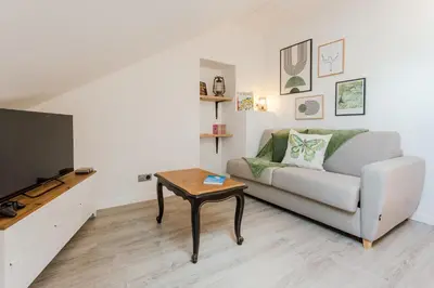 Télévision ou salle de divertissement dans l'établissement Gîte Avec Jacuzzi Chic & Cosy entre Caen et la Mer en Normandie