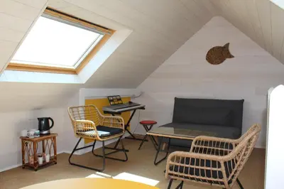 Coin salon dans l'établissement Chambre d'hôte, avec espace vue sur mer, à 400 m du port au 2ème et 3ème étage d'une maison typique de Saint Vaast La Hougue
