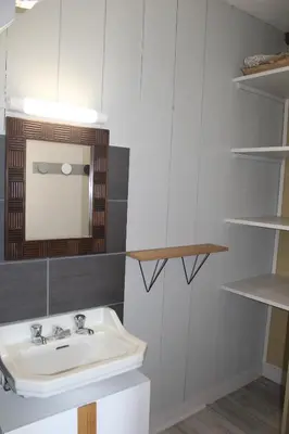 Salle de bains dans l'établissement Chambre d'hôte, avec espace vue sur mer, à 400 m du port au 2ème et 3ème étage d'une maison typique de Saint Vaast La Hougue