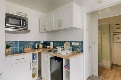 Cuisine ou kitchenette dans l'établissement Le Coquillage Bleu - Élégance marine à Cabourg
