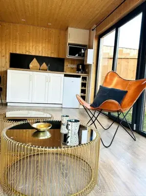 Cuisine ou kitchenette dans l'établissement Le Nid douillet proche de la mer. La clef des paons