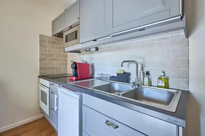 Cuisine ou kitchenette dans l'établissement Les Violettes - Appt à 200 m de la plage