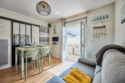 Cuisine ou kitchenette dans l'établissement Les Violettes - Appt à 200 m de la plage