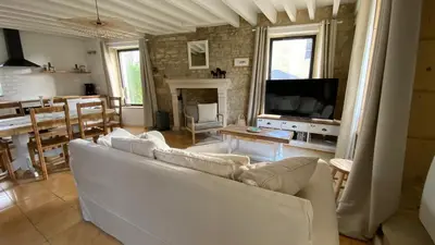 Télévision ou salle de divertissement dans l'établissement Gîte avec jacuzzi proche de Bayeux