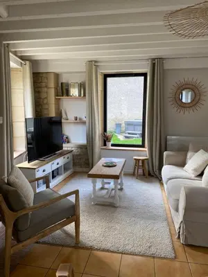Télévision ou salle de divertissement dans l'établissement Gîte avec jacuzzi proche de Bayeux