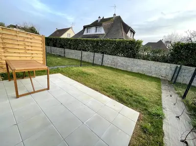 Jardin de l'établissement Freesia, Maison neuve avec jardin et garage
