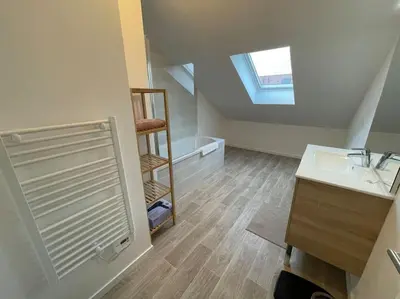 Salle de bains dans l'établissement Freesia, Maison neuve avec jardin et garage