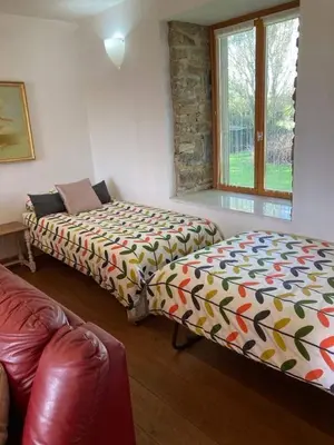 Un ou plusieurs lits dans un hébergement de l'établissement NormanD Holiday Home - VIRE CALVADOS Relaxing Rural Retreat