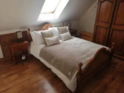 Un ou plusieurs lits dans un hébergement de l'établissement NormanD Holiday Home - VIRE CALVADOS Relaxing Rural Retreat