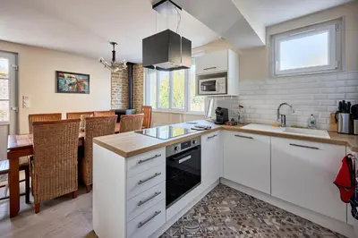 Cuisine ou kitchenette dans l'établissement La Grange des Ours - Proche de la plage