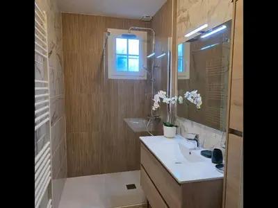 Salle de bains dans l'établissement La Valette - A 5 min à pied de la plage