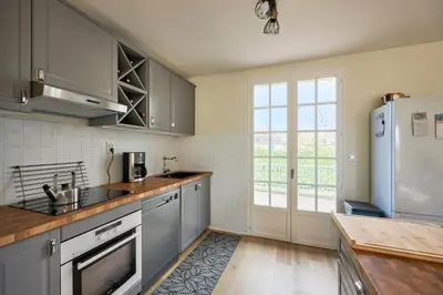 Cuisine ou kitchenette dans l'établissement La Valette - A 5 min à pied de la plage