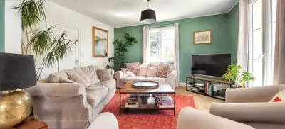 Télévision ou salle de divertissement dans l'établissement Maison de charme à Grandcamp-Maisy avec vue sur la mer.